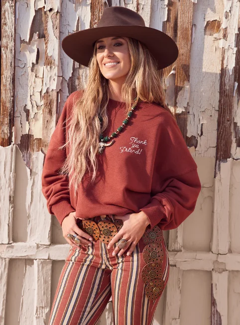 Wrangler X Women's Lainey Wilson Henna Thank Ya Friend Oversized Crew Sweatshirt 112360682 Hoodie with Back Slit Movement Comfort Wrangler X Women's Lainey Wilson Henna Thank Ya Friend Oversized Crew Sweatshirt 112360682 Hoodie with Back Slit Movement Comfort